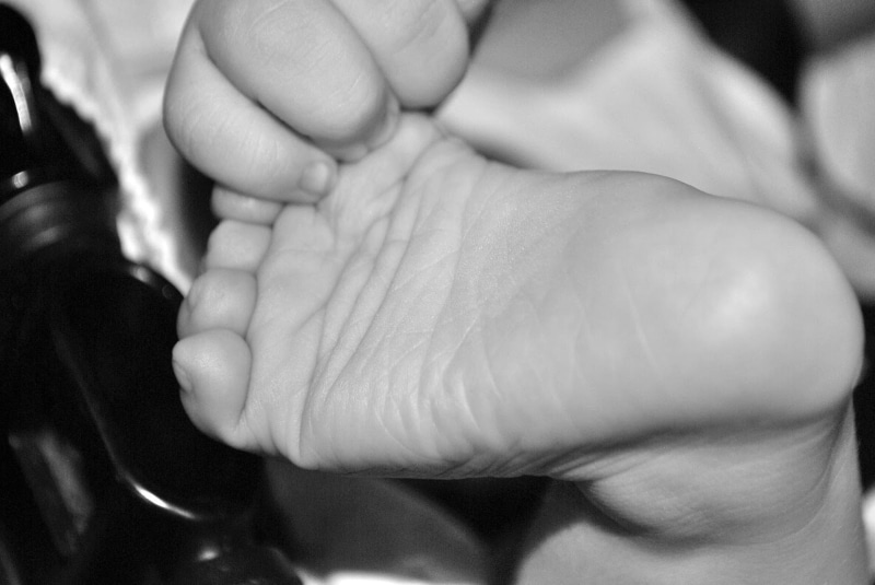human hand, Children, mother and daughter, happy, body part, 1080P, parents and children, hand, human body part, human foot, two people, indoors, bib