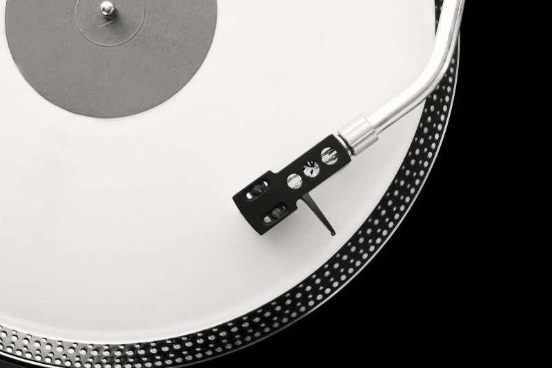 hifi, retro styled, minute hand, copy space, vinyl, studio shot, lighting equipment, audio, wall - building feature, s record players, macro, clock face