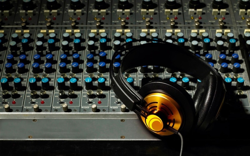 machinery, arts culture and entertainment, music, no people, electricity, party, mixer, Studio, DJ, stereo, black, indoors, headphones, equipment, machine Part