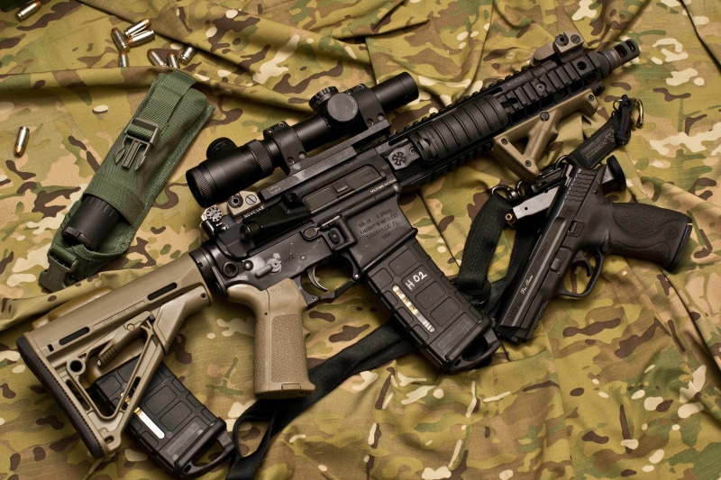 indoors, armed Forces, machine gun, army, crime, weapon, uSA, semi-automatic, brown, day, aiming, 4K, military, optics, uniform, security, camouflage