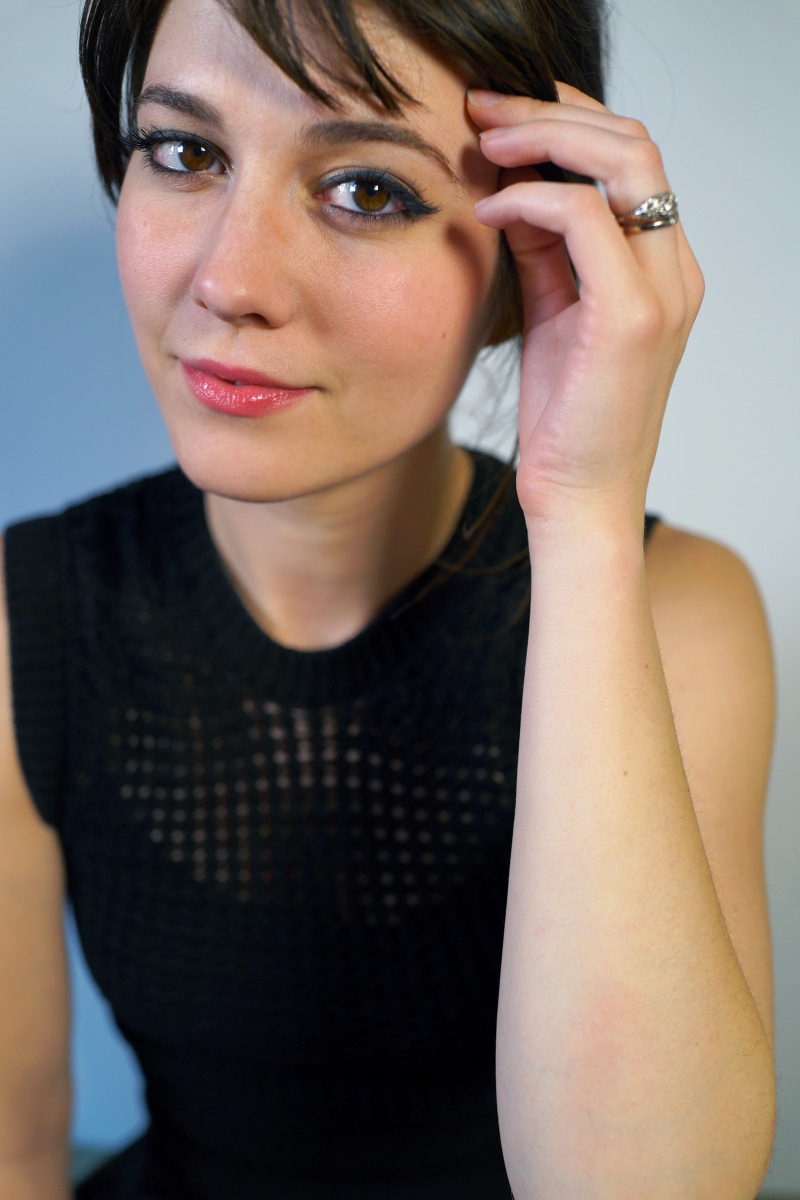 looking at viewer, 5K, simple background, actress, pale, celebrity, brunette, Mary Elizabeth Winstead, women, brown eyes