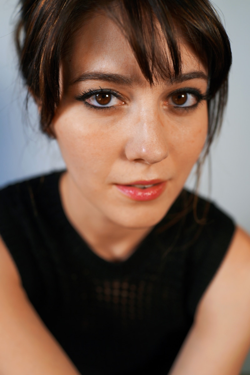 pale, 5K, brunette, Mary Elizabeth Winstead, celebrity, looking at viewer, brown eyes, women, simple background, actress