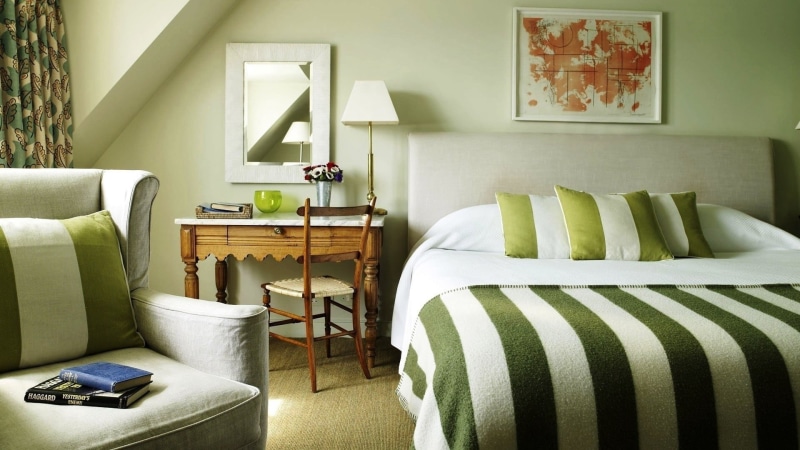 cushion, table, decor, carpet - Decor, style, empty, hotel, comfortable, living room, bed linen, home showcase interior, sofa, absence, interior, hotel Room