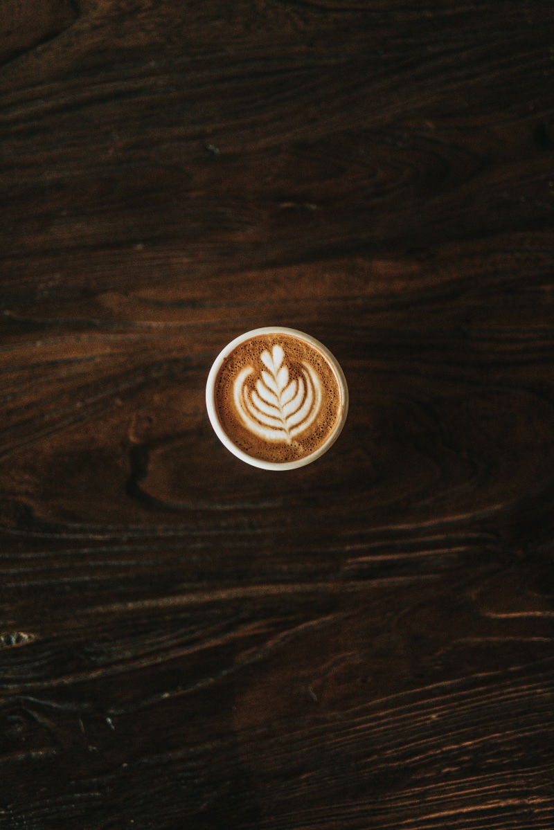 leaf, coffee, wood, mug, indoors, aerial, 5K, pattern, food and drink, coffee shop, filled, cup, non-alcoholic beverage, macchiato, minimal
