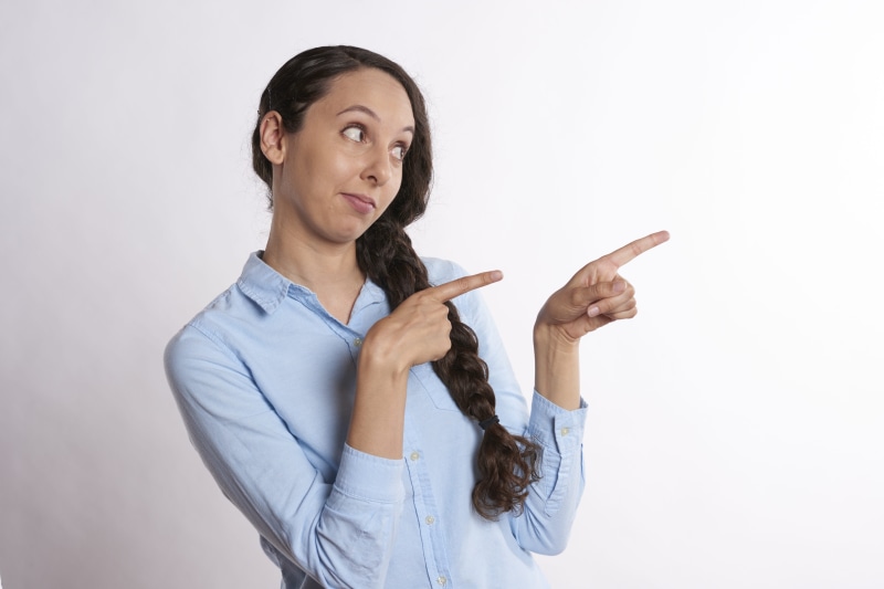 women, analysis, indoors, isolated, pointing right, 5K, looking, holding, computer, global, standing, sign, waist up, digital, website, young women, technology