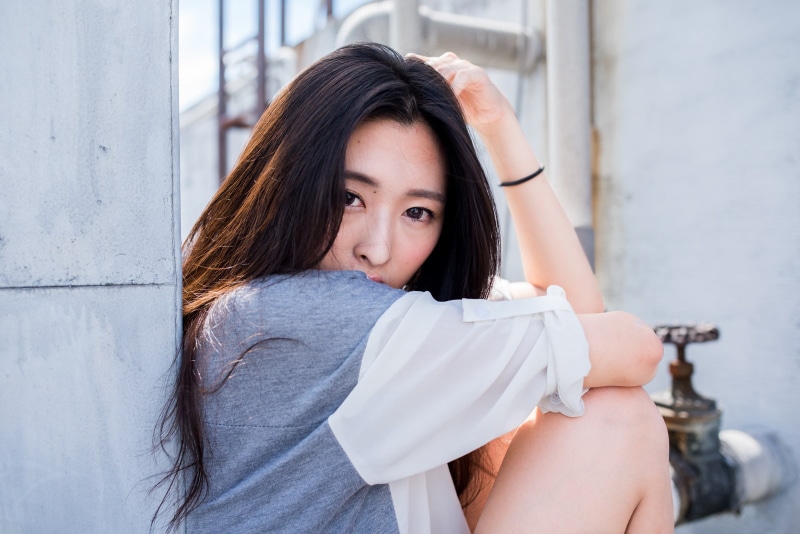brunette, knees, eye contact, 720P, women, Asian, women outdoors