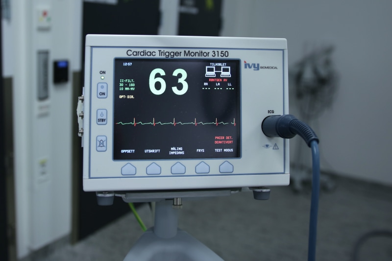 5K, wireless technology, pulse trace, control, monitor, close-up, screen, western script, test, medical equipment, technology, diagnosis, cardiology, no people