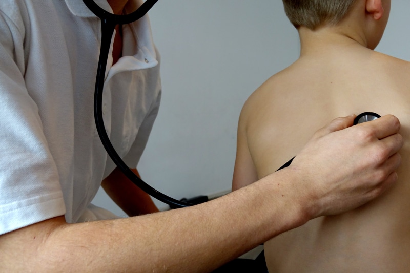 chest, person, healthy lifestyle, people, bronchitits, children disease, young men, women, white, midsection, studio shot, to listen, reflection, medical Exam