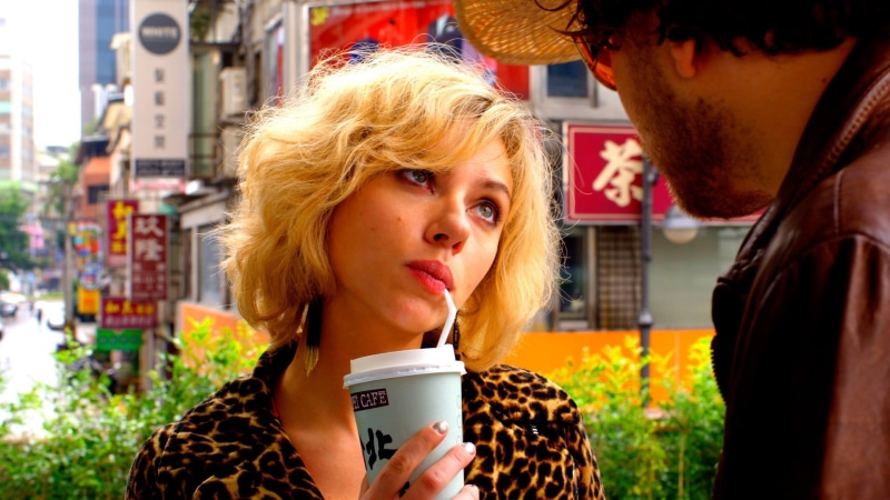 looking, women, Taipei, focus on foreground, young women, holding, front view, leisure activity, young adult, drinking, blonde, hair, headshot, lifestyles