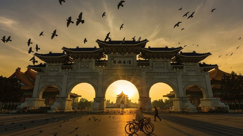 flock of birds, tourist attraction, landmark, animal themes, 1080P, zhongzheng, arch, architecture, building exterior, large group of animals, built structure