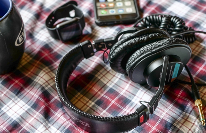 Phone, thread, screen, watch, hobby, Smartphone, telecommunication, Headphones, modern, listening, Mobile, cellphone, mobile phone, large group of objects