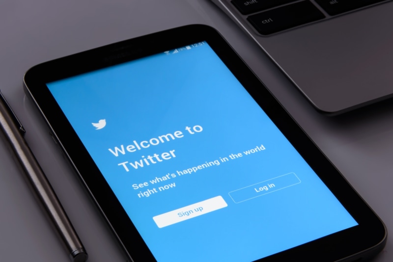 marketing, smart phone, portability, pen, blog, send, logo, social networking, twitter, 5K, screen, tweet, mobile phone, no people, laptop, surfing the net