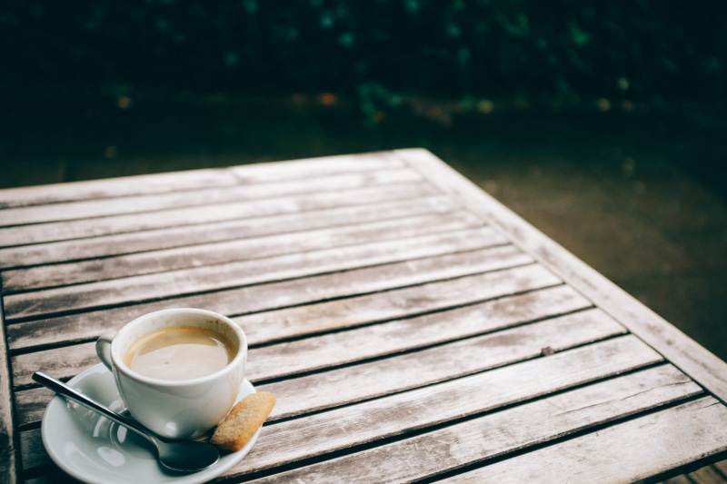 fresh, granos, mug, liquid, feliz, taza, refreshment, tomar, tahta, spoon, lifestyle, coffee cup, full, bubble, cofee, Столы, top, day, fondo, wood - material