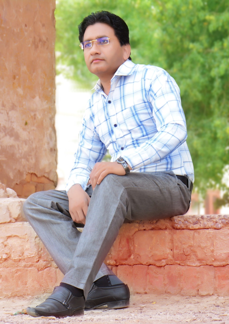 tutorial, young adult, photoshop, online, logo, digital, teenager, wall, day, brochure, jeans, adolescence, pamphlet, function, sitting, portrait, architecture