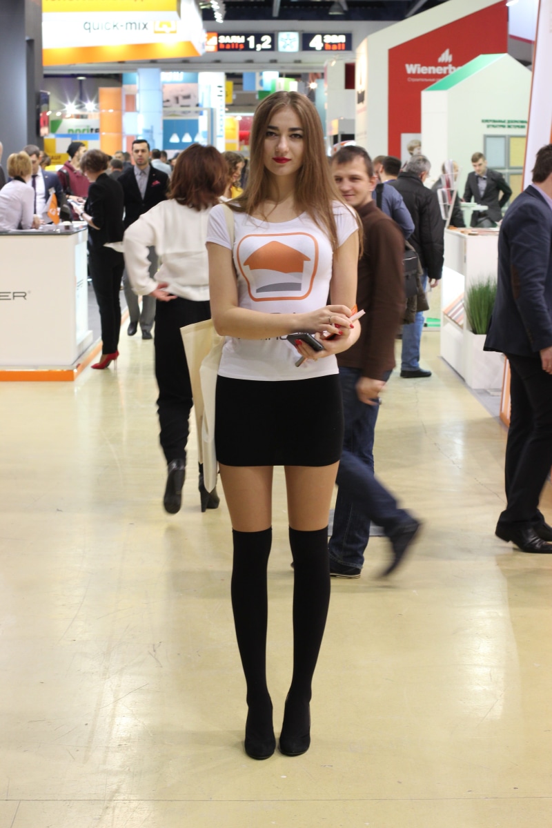 hairstyle, architecture, walking, exhibition, directories, stendistki, stand, posture, young adult, lifestyles, men, women, focus on foreground, stand models