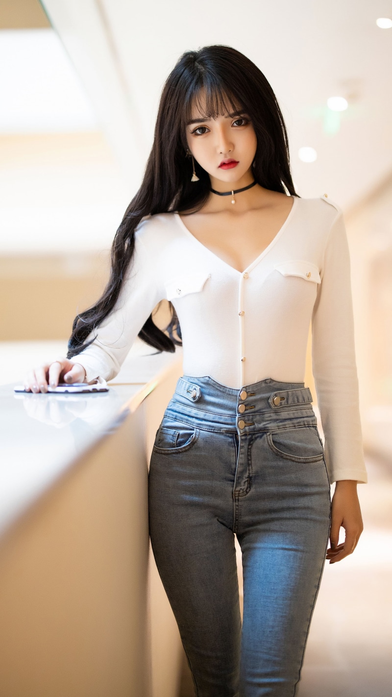 Xiuren, 4K, white tops, skinny, tight waist, Asian, model, the gap, looking at viewer, brunette, choker, long hair, skinny jeans, women indoors