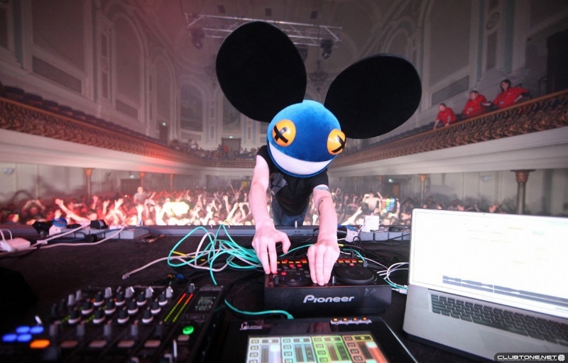 festival, communication, record, one person, enjoyment, real people, music, performance, crowd, arts culture and entertainment, adult, hat, technology