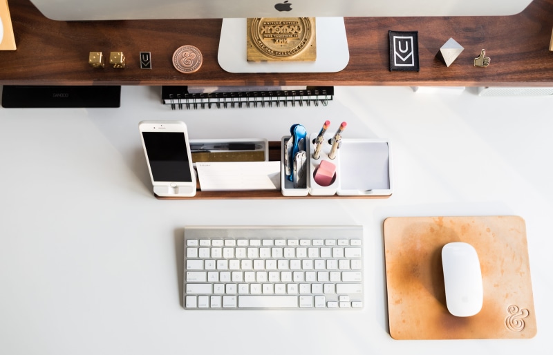 wireless technology, pen, table top, food and drink, mouse mat, technology, keyboard, workspace, computer mouse, computer keyboard, tidy, pencil, home office