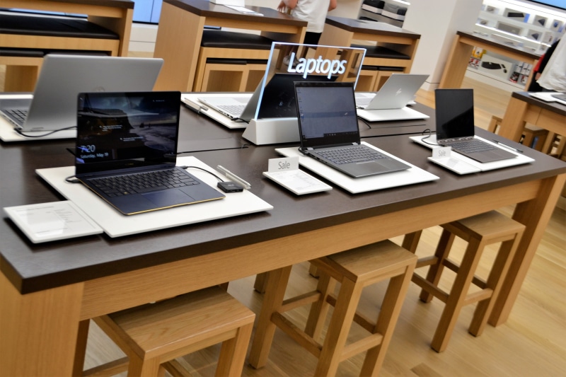 no people, tablet, table, notebook, store, wireless, large group of objects, design, education, multimedia, 4K, indoors, communication, pc, desk, technology