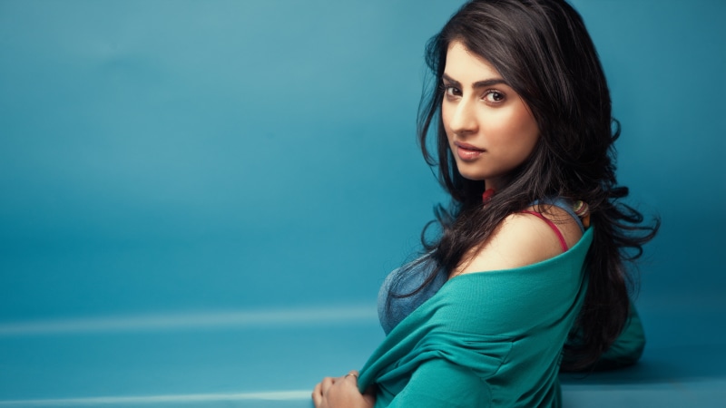 4K, top, Telugu, Archana, 4K, wearing, Actress, facing, teal, woman, side, Veda, Tamil