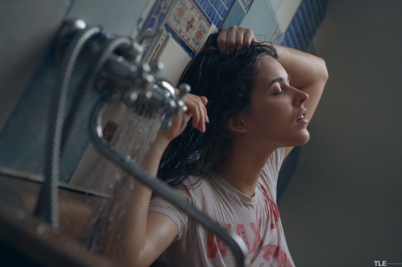 bathtub, blouse, women, water, Emily J., 5K, shower, TheLifeErotic, bathroom, profile, long hair