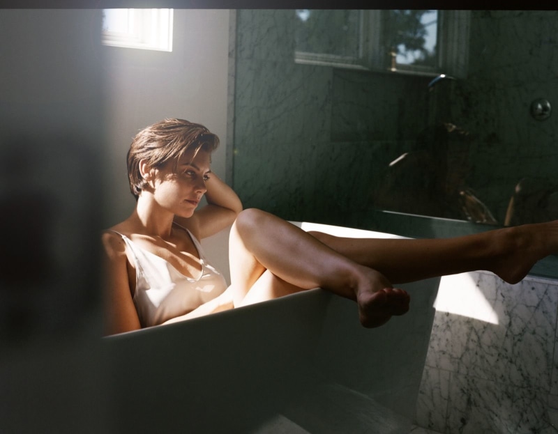 Short Hair, Actresses, 720P, Lauren Cohan, Brunette, Actress, Bathtub, Legs, Woman, Brown Eyes
