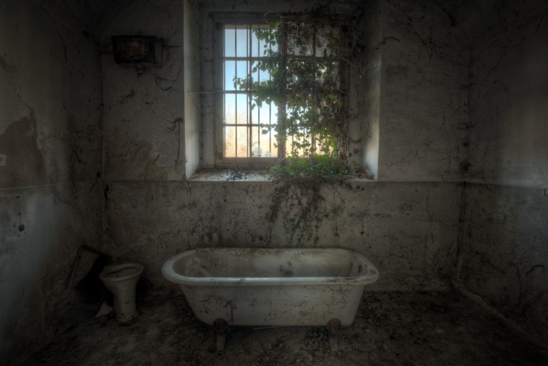 interior, old, home, 1080P, damaged, messy, toilet, deterioration, bathtub, indoors, dirty, room, no people, domestic bathroom, ruin, broken, obsolete