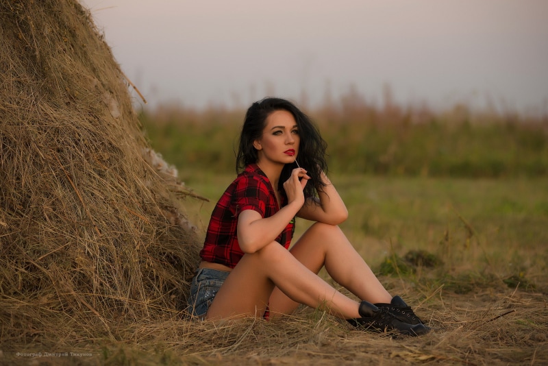 jean shorts, front view, shirt, clothing, 1080P, looking at camera, casual clothing, portrait, depth of field, hairstyle, outdoors, field, lifestyles