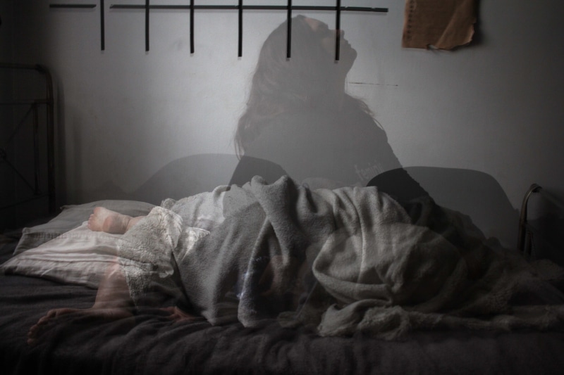 casual clothing, mental health, linen, real people, lying down, insomnium, indoors, interior, mental illness, bed, one person, home interior, pillow, sheet