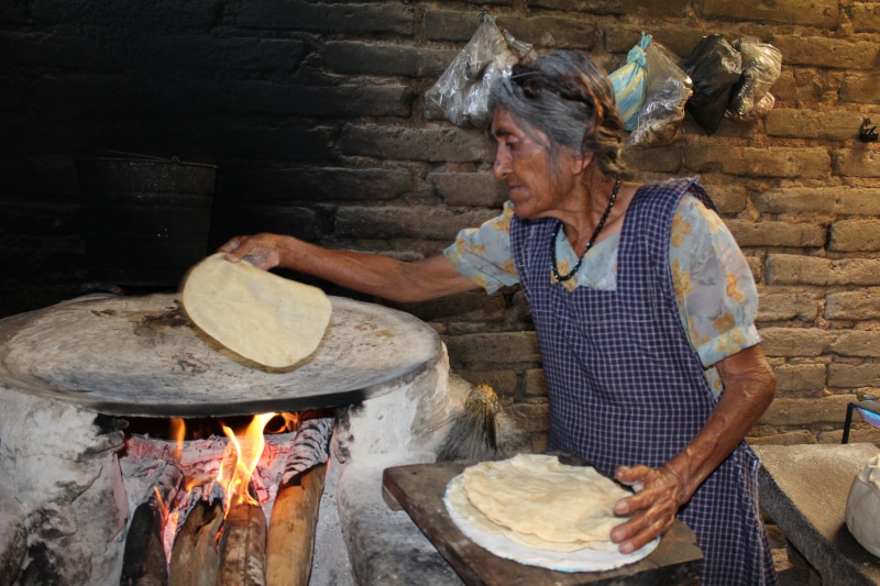 shawl, indian, real people, oven, adult, 5K, food and drink, household equipment, burning, kitchen utensil, three quarter length, chatina, bread, fire - natural phenomenon