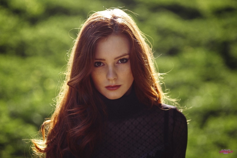 looking at camera, brown eyes, MWL Photo, beauty, 1080P, contemplation, one person, long hair, real people, day, leisure activity, hairstyle, readhead