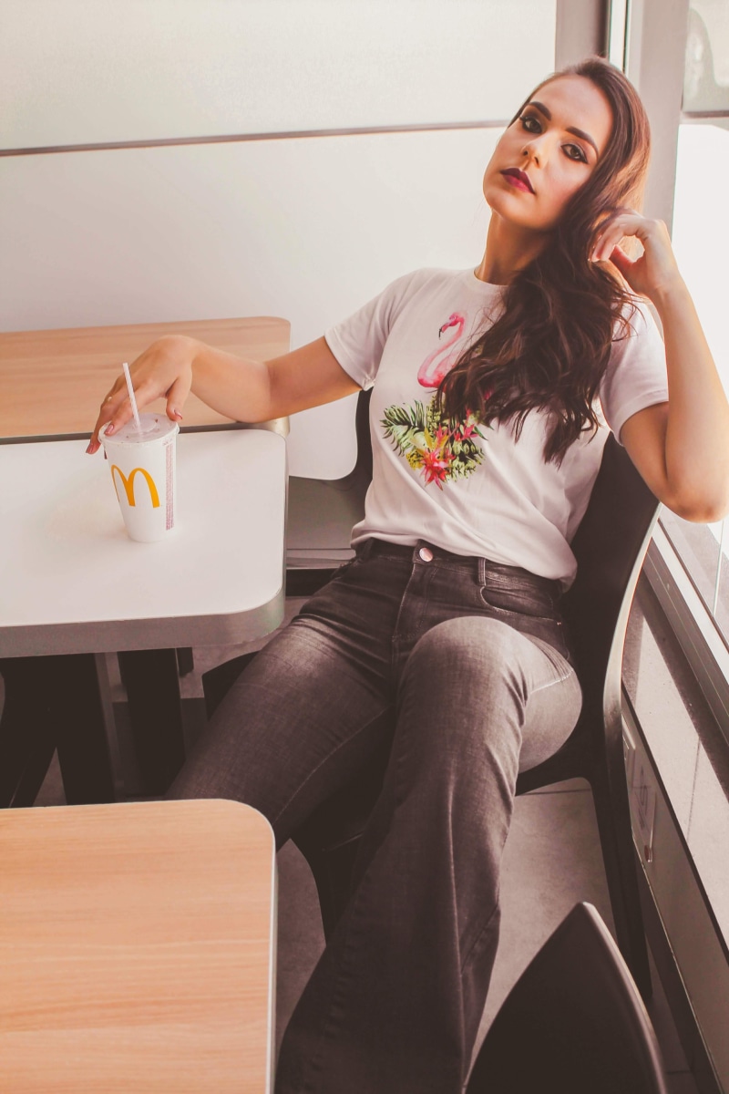 facial expression, beautiful, female, mc donald, leisure activity, young girl, casual clothing, urban, hands, wear, real people, photoshoot, young, daytime