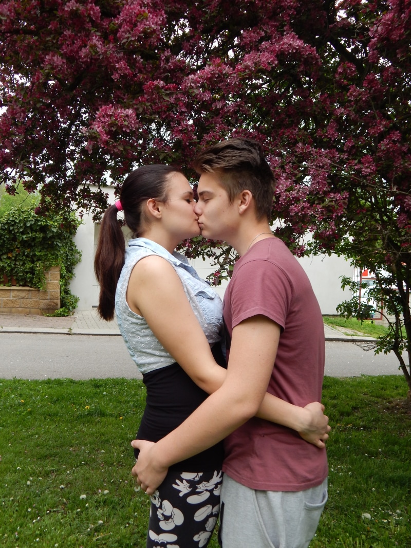 outdoors, young women, nature, hairstyle, real people, lifestyles, plant, bonding, two people, women, kiss, three quarter length, casual clothing, togetherness