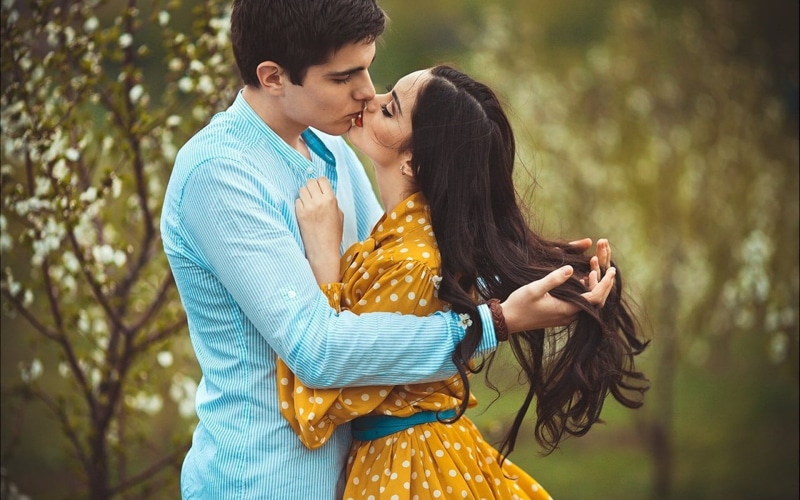 beauty, men, white, shirt, orange, kiss, women, bonding, romance, mood, emotion, young women, hairstyle, Love, young adult, young couple, polka, pinstriped