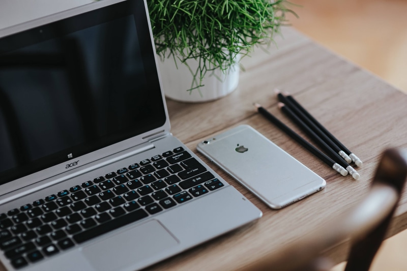 4K, selective focus, Apple iPhone, laptop, pC, technology, desk, green plant, no People, plant, keyboard, workplace, iphone, Silver, notebook, apple, connection