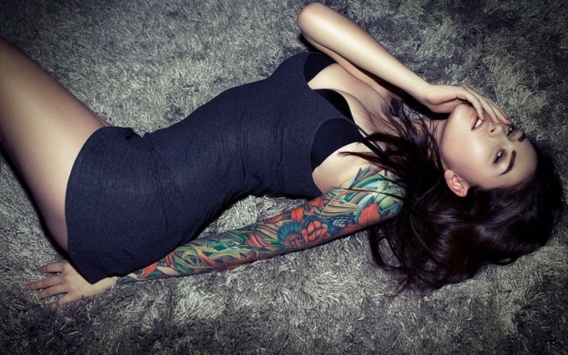 tattoo, looking at viewer, finger in mouth, women, dress, lying down, brunette, tight clothing, 720P