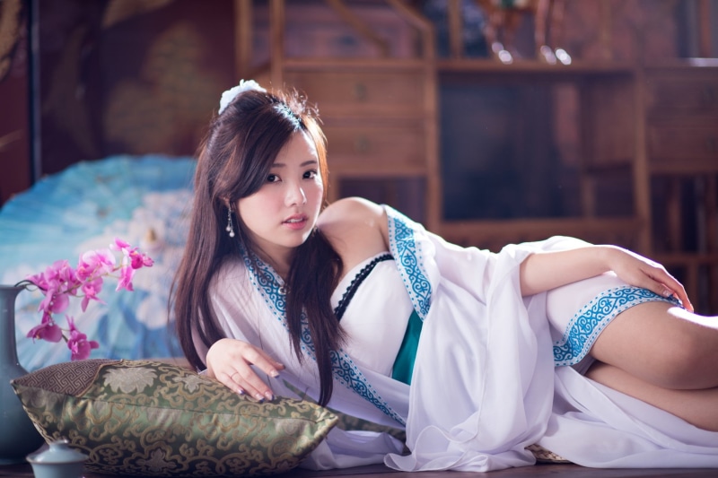 Model, Asian, long hair, hairstyle, Chén Sīyǐng, front view, clothing, one person, Models, sitting, leisure activity, 1080P, women, real people, bed, lying down