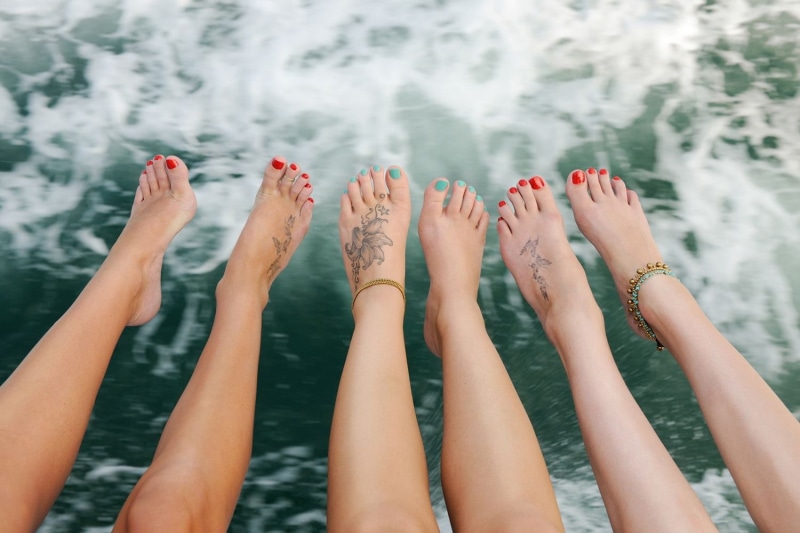 tattoo, painted toenails, toes, feet, red nails, toe rings, blue nails, legs, water, 720P, anklet