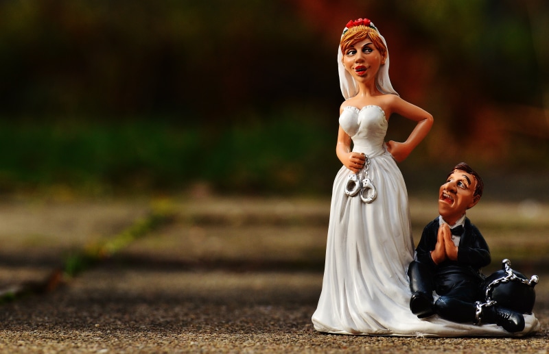 figure, funny, 5K, bridegroom, males, emotion, people, young adult, couple - relationship, event, wife, to force, miniatures, newlywed, adult, married