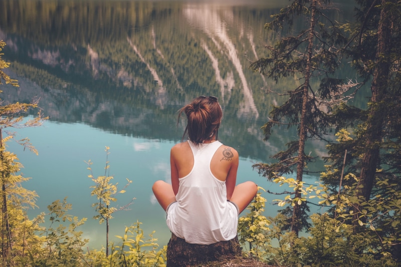 yoga, leisure activity, tank, three quarter length, women, one Person, tranquility, cliff, nature, lake, beauty, healthy Lifestyle, tank top, hairstyle