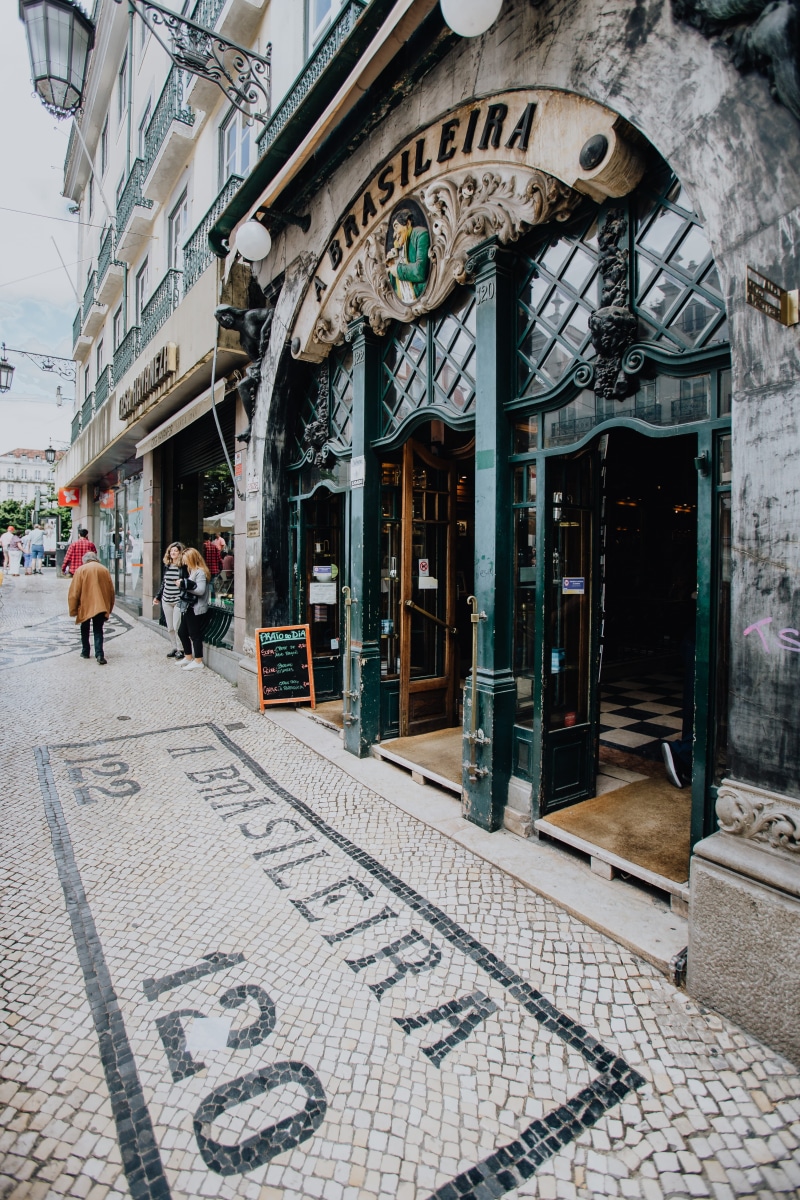 built structure, western script, lisboa, lifestyles, building, incidental people, real people, city, architecture, portugal, people, sign, non-western script