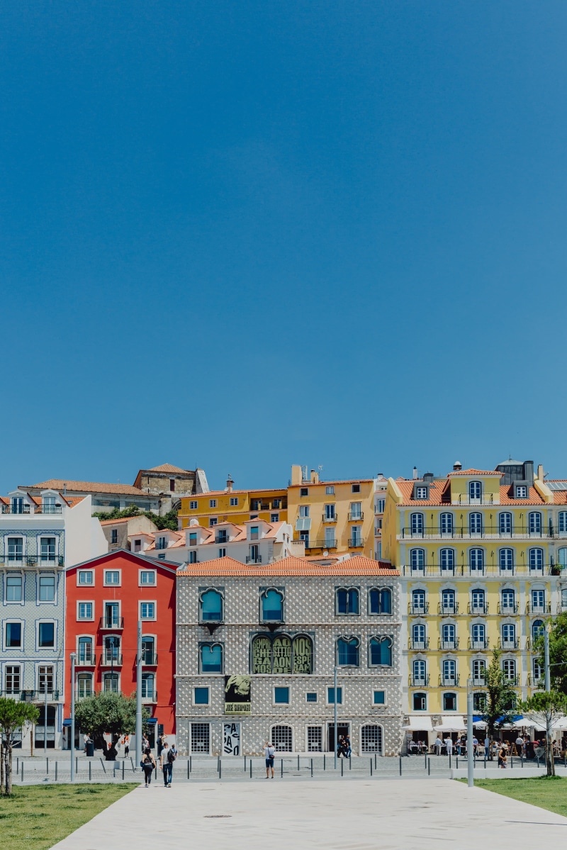 4K, building exterior, group of people, apartment, lisboa, outdoors, incidental people, real people, blue, built structure, town, people, residential district