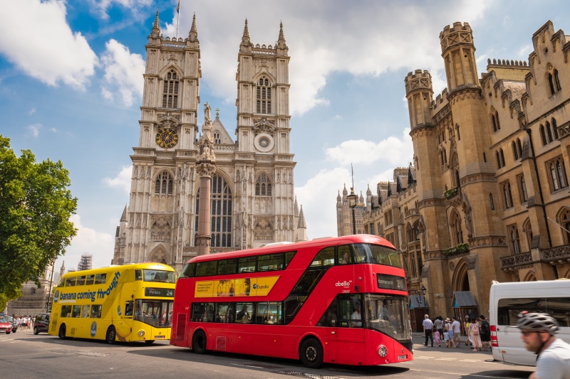 city street, building, english, 5K, queen, united kingdom, road, landmark, land vehicle, outdoors, travel, church, building exterior, sky, england, red