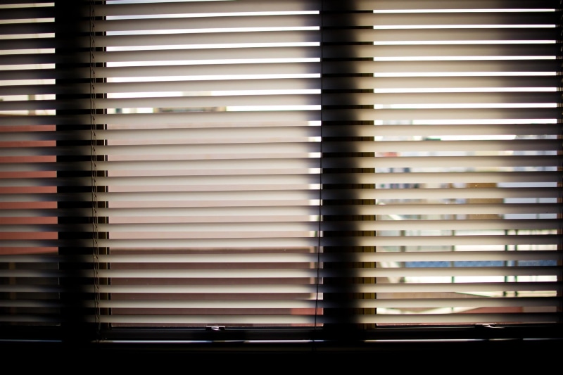 in a row, window blinds, covering, interior, photo, sunlight, glass - material, privacy, venetian blinds, blinds, indoors, textured, order, horizontal