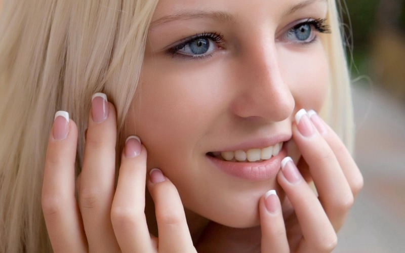 looking at camera, smiling, fingernail, human body part, body part, portrait, blond hair, model, 720P, adult, young adult, human face, face, one person