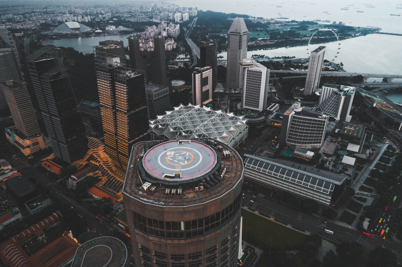 skyscraper, photo, tall - high, office building exterior, mood, buildings, high angle view, outdoors, building exterior, photography, helipad, day, modern