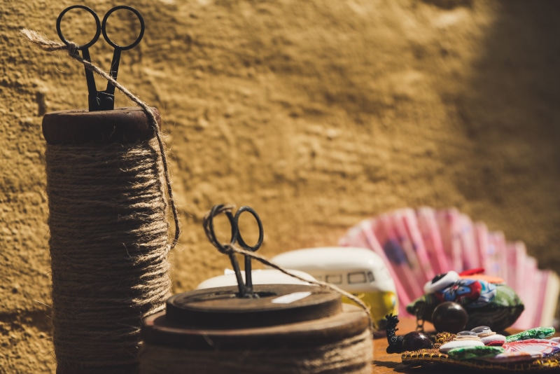 indoors, spool, no people, thread, fabric, selective focus, handarbeiten, yarn, detail, dressmaker, tailoring, still life, 5K, material, table, tool, wall - building feature