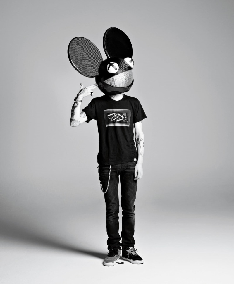 standing, holding, black, deadmau5, head, gray background, electronic music, indoors, casual clothing, men, innocence, jeans, looking at camera, studio shot