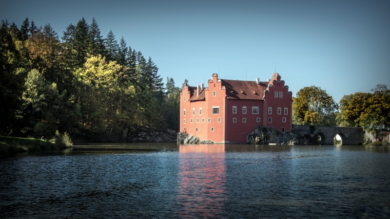 building exterior, sky, waterfront, built structure, lake, old, house, nature, monument, the past, building, residential district, landscape, červená lhota