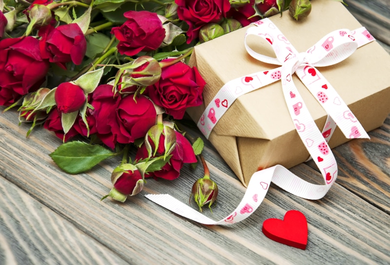 greeting, gift, paper, day, flower, plant, ornate, holiday, bow, lot, wrapping paper, bouquet, rose - Flower, roses, valentines Day - Holiday, close-up